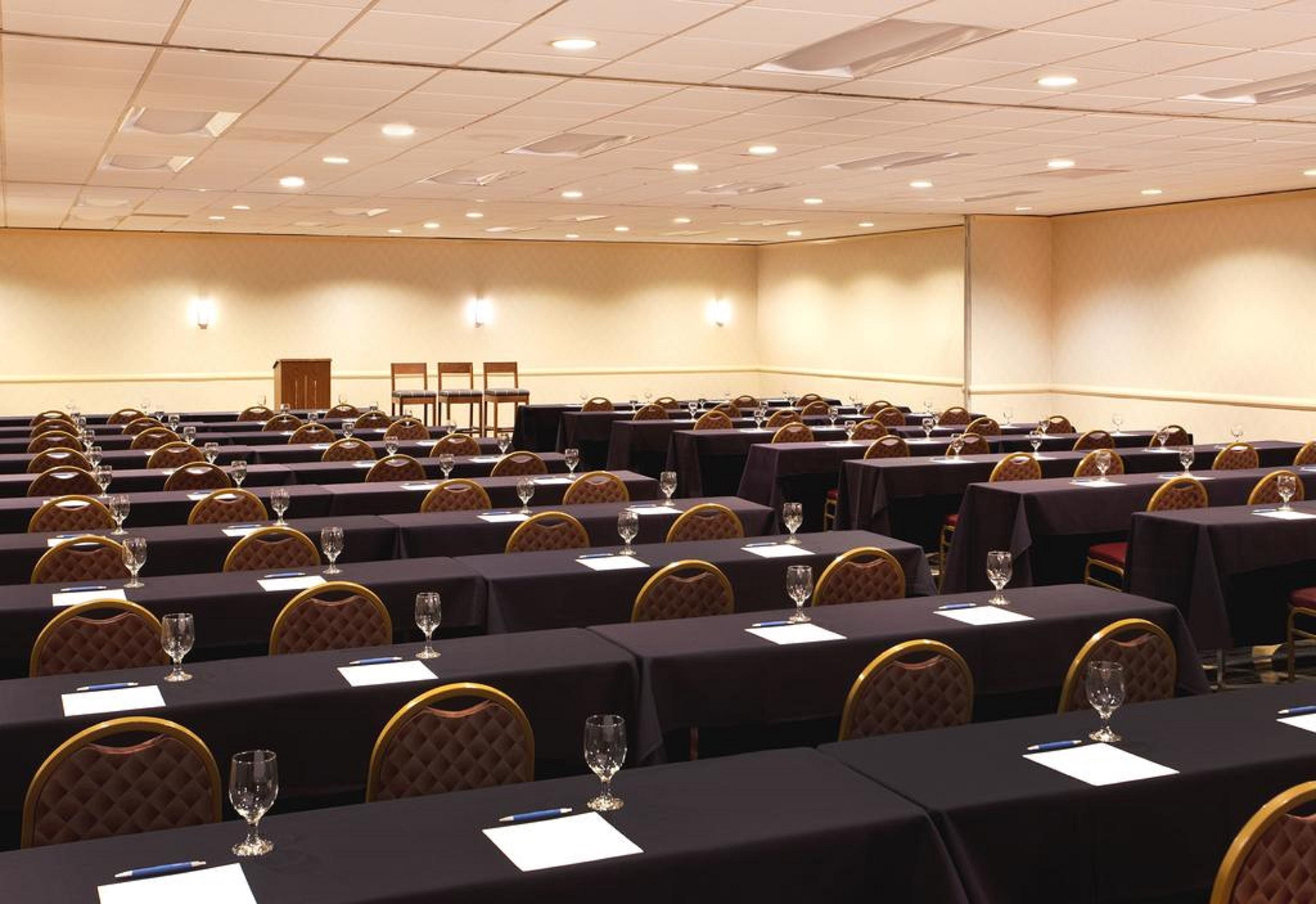 Four Points By Sheraton Cleveland Airport Kinh doanh bức ảnh